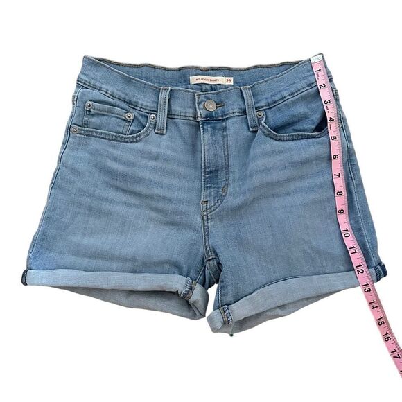 Levi’s ~ Women’s light wash denim shorts ~ mid length ~ size 28 ~ 5 pocket - Picture 6 of 9